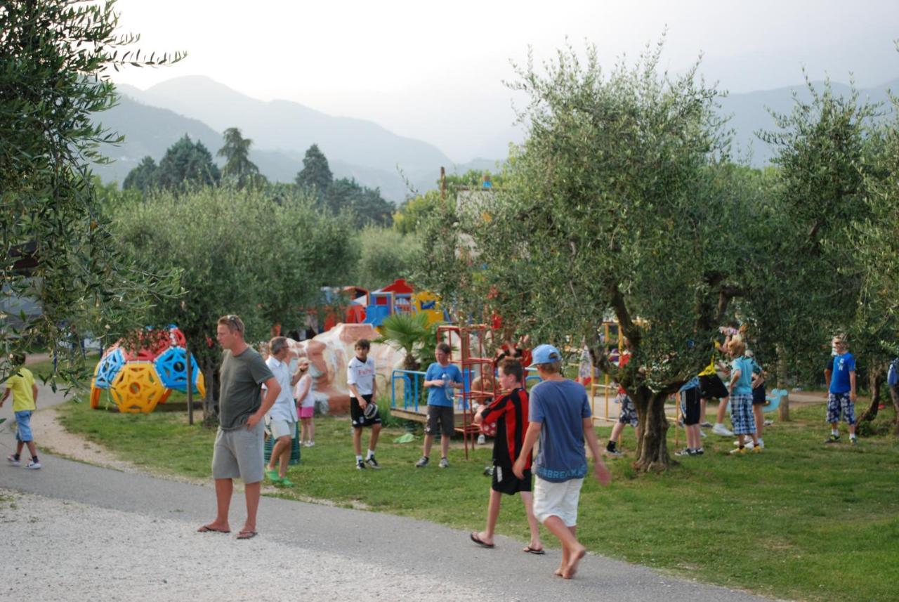 Happy Camp Mobile Homes In Villaggio Turistico Internazionale Eden San Felice del Benaco Exteriör bild